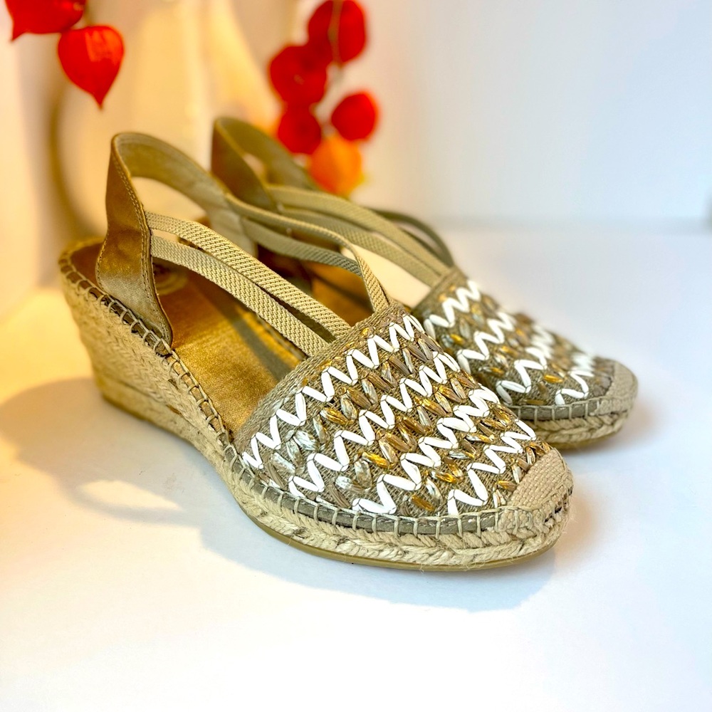 Chic Comfort: Vidorreta Tan & White Woven Pumps